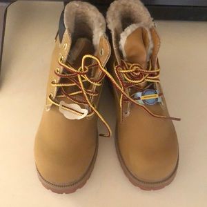 BOYS BOOTS WATERPROOF BY SMARTFIT SIZE 2 (NEW)